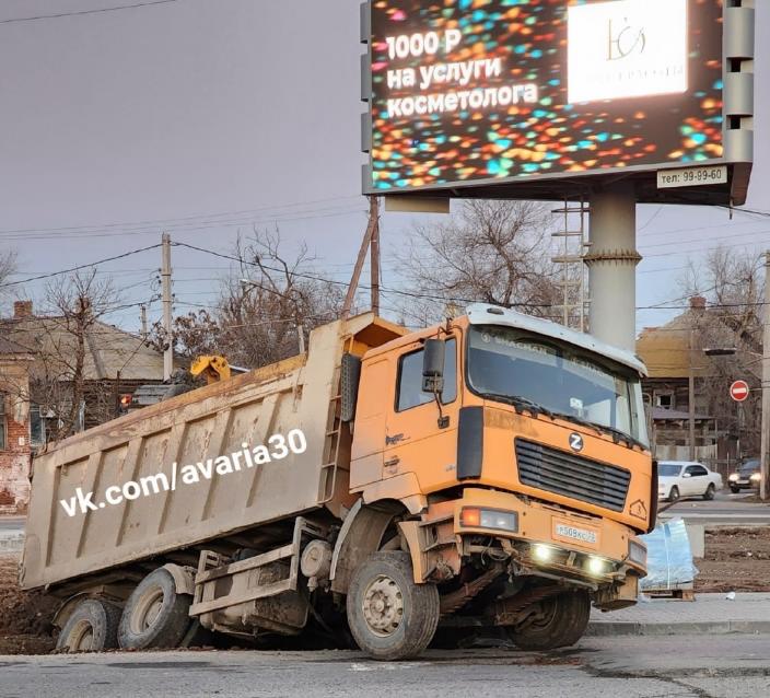 На Больших Исадах при строительстве остановки завалился самосвал