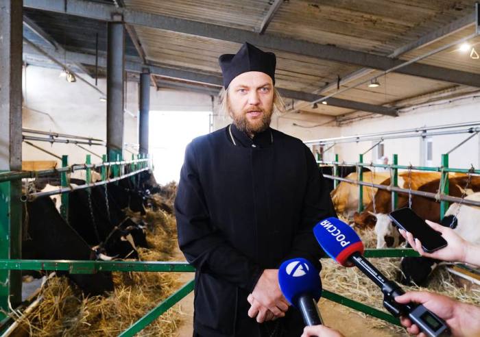 Доильный аппарат и танк-охладитель: астраханский игумен развивает молочную ферму