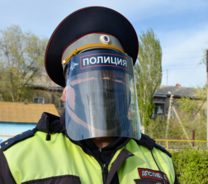 Астраханских полицейских оснастили противовирусными шлемами