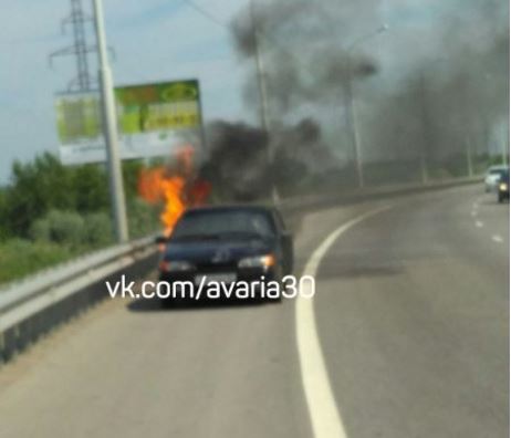 В Астрахани на объездной трассе сгорел автомобиль (ОБНОВЛЕНО)