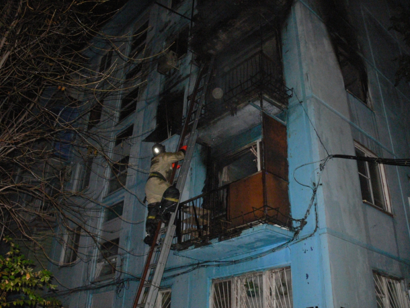 Ночью в Астрахани в одном доме одномоментно горели три квартиры, эвакуированы 10 человек