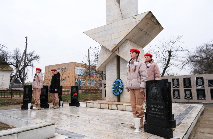 В астраханском селе открыли воинские стелы и «Парты Героев» в память о погибших бойцах СВО