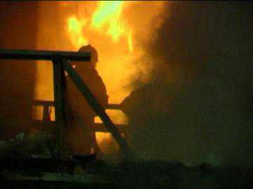 В Астрахани подожгли дом