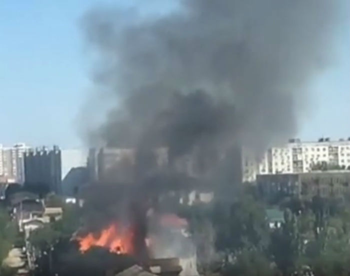 Кадры сильного пожара в Астрахани: горит здание