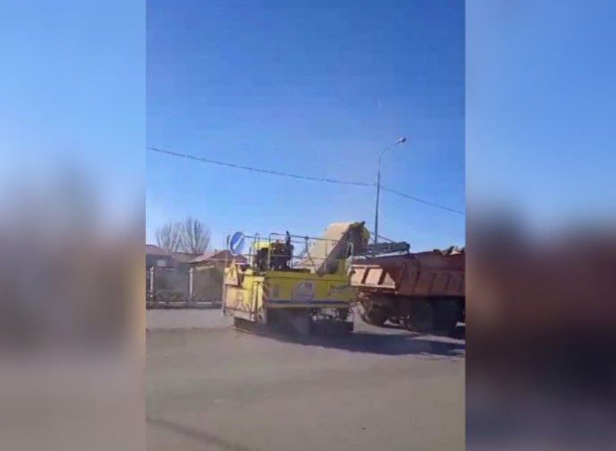 В Астрахани улицы чистят увлажняющим пылесосом