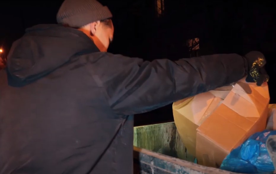 Астраханцы ищут еду на помойках города. Видео