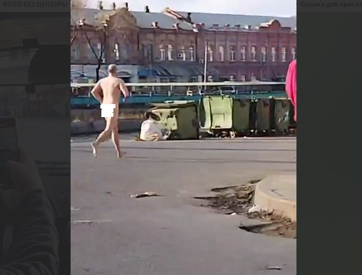 В Астрахани на Больших Исадах бегал голый мужчина
