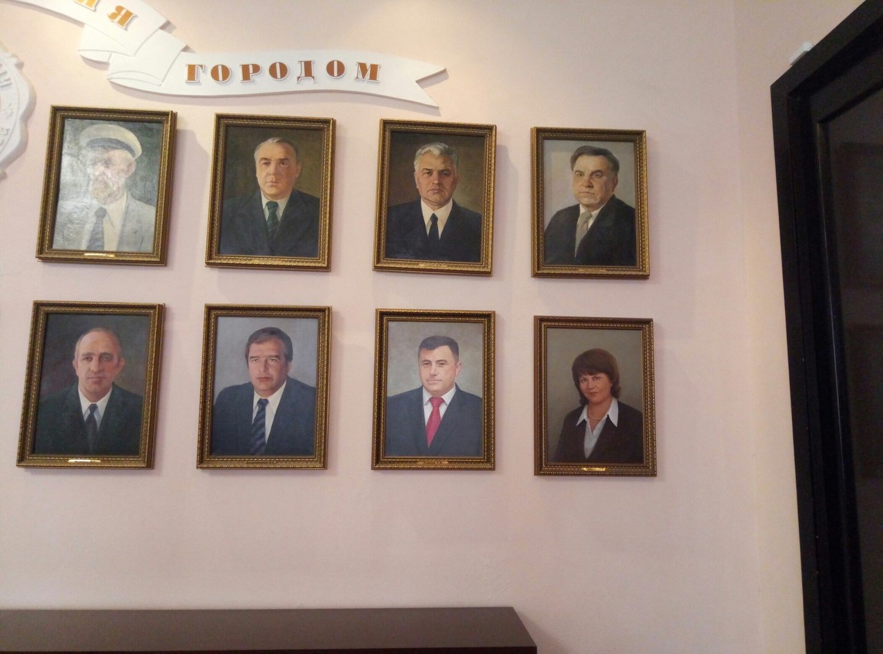 Фото дня: в администрации Астрахани нет места для Алены Губановой