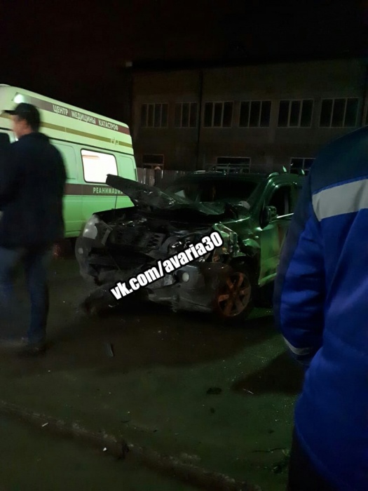 В Астрахани лобовое столкновение автомобилей: машины всмятку