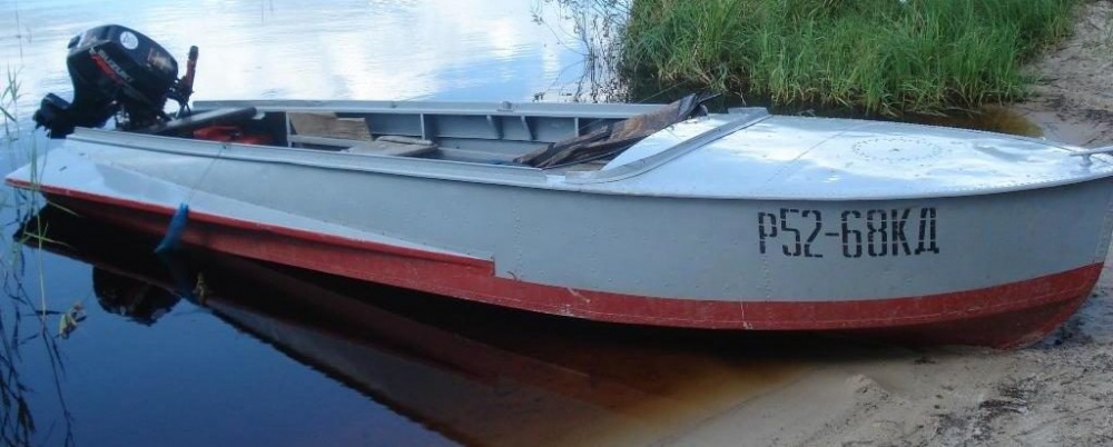 В Астраханской области подростки на моторной лодке врезались в буй: 16-летний парень серьезно пострадал