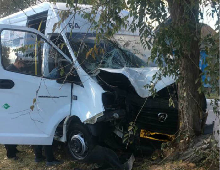 В Астрахани маршрутка врезалась в дерево, есть пострадавшие