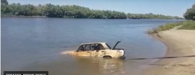 В Астрахани со дна реки достали автомобиль