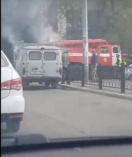 В Астрахани возле детского сада сгорел автомобиль (ВИДЕО)