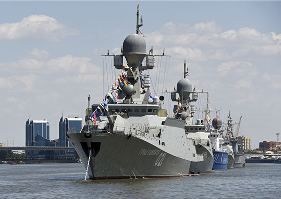 В Астрахань прибыло два десятка военных кораблей
