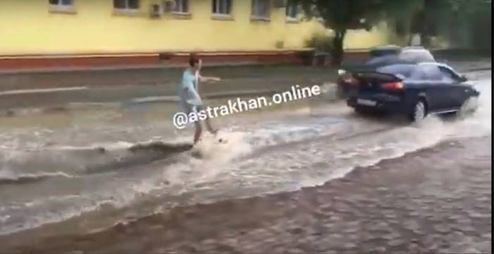 По волнам: астраханский Ной открыл сезон вейкбординга по лужам