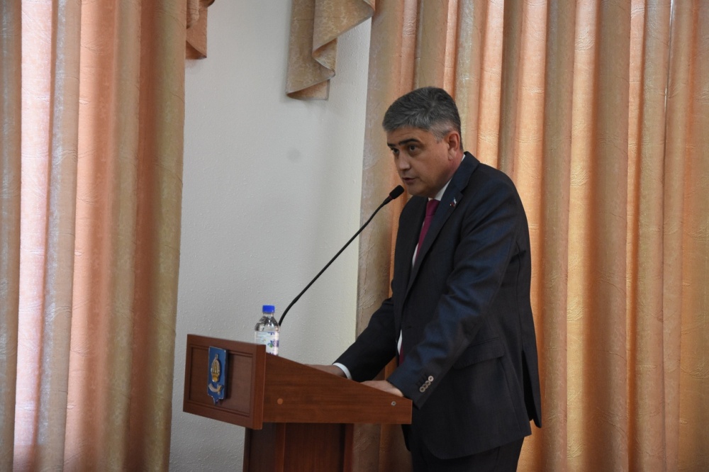 Городские депутаты наградили школьников и пожурили чиновников