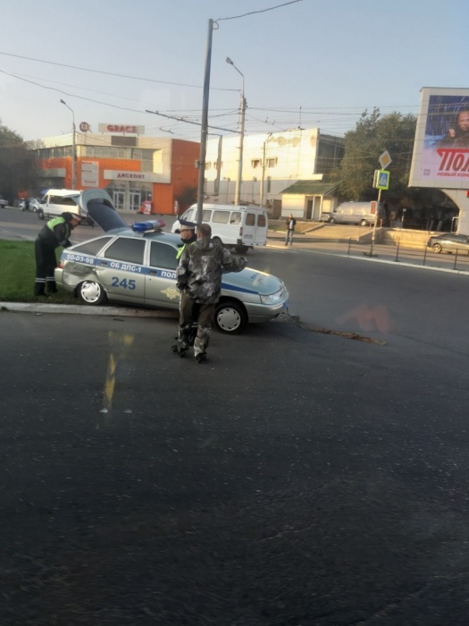 В Астрахани утром подбили машину ДПС