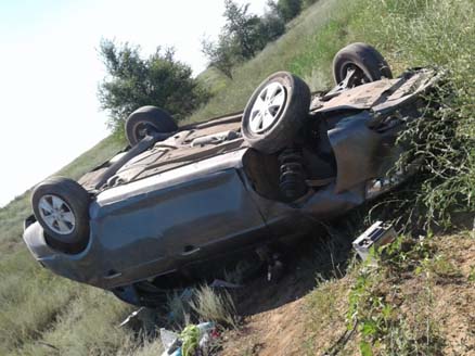 На астраханской трассе опрокинулся автомобиль: пострадали двое детей