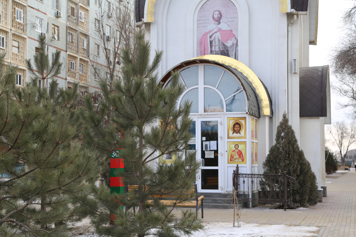 В большой семье. В астраханском храме Александра Невского молятся не только за православных