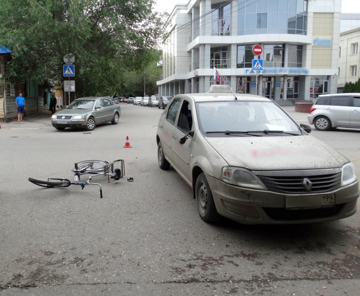 В центре Астрахани таксист сбил велосипедиста