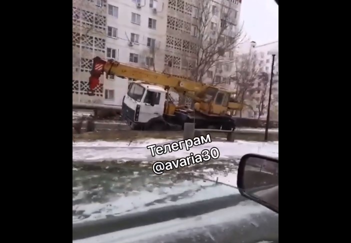 В Астрахани асфальт поглотил подъемный кран