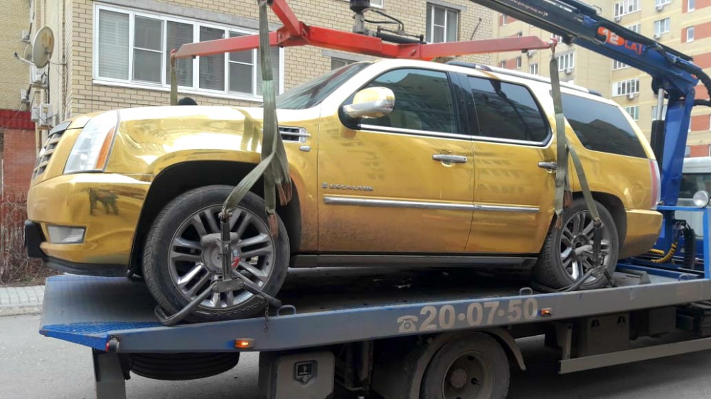 Золотой Кадиллак никак не найдет в Астрахани ответственного водителя