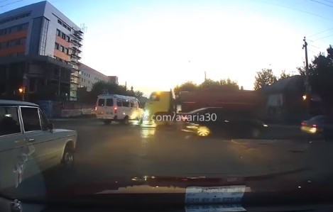 В Астрахани столкнулись маршрутка и грузовик. Видео