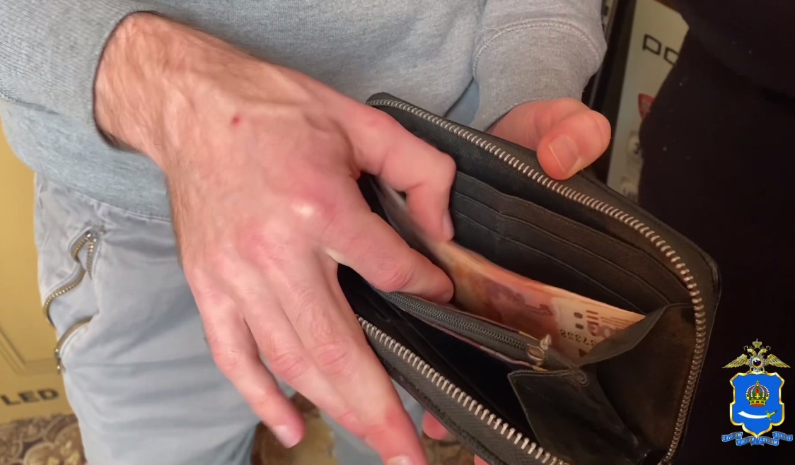 В Астрахани «виновница ДТП» своим внезапным появлением спасла бабушкины деньги и помогла задержать мошенника