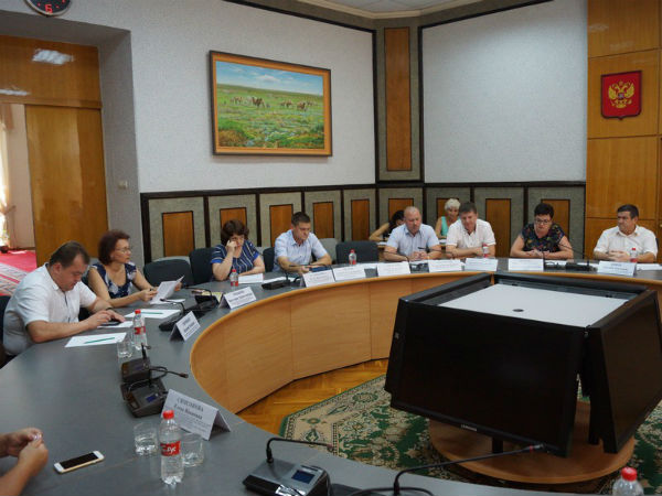 Депутаты Облдумы решают вопрос с очередями за справками