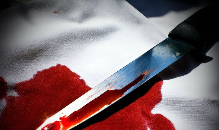 Шла по улице, истекая кровью: в Астраханской области пенсионер пырнул гостью в живот ножом