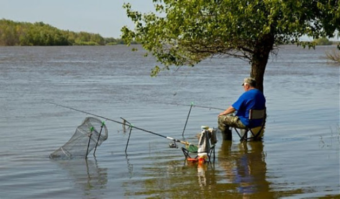Тысячи астраханцев просят губернатора разрешить рыбалку