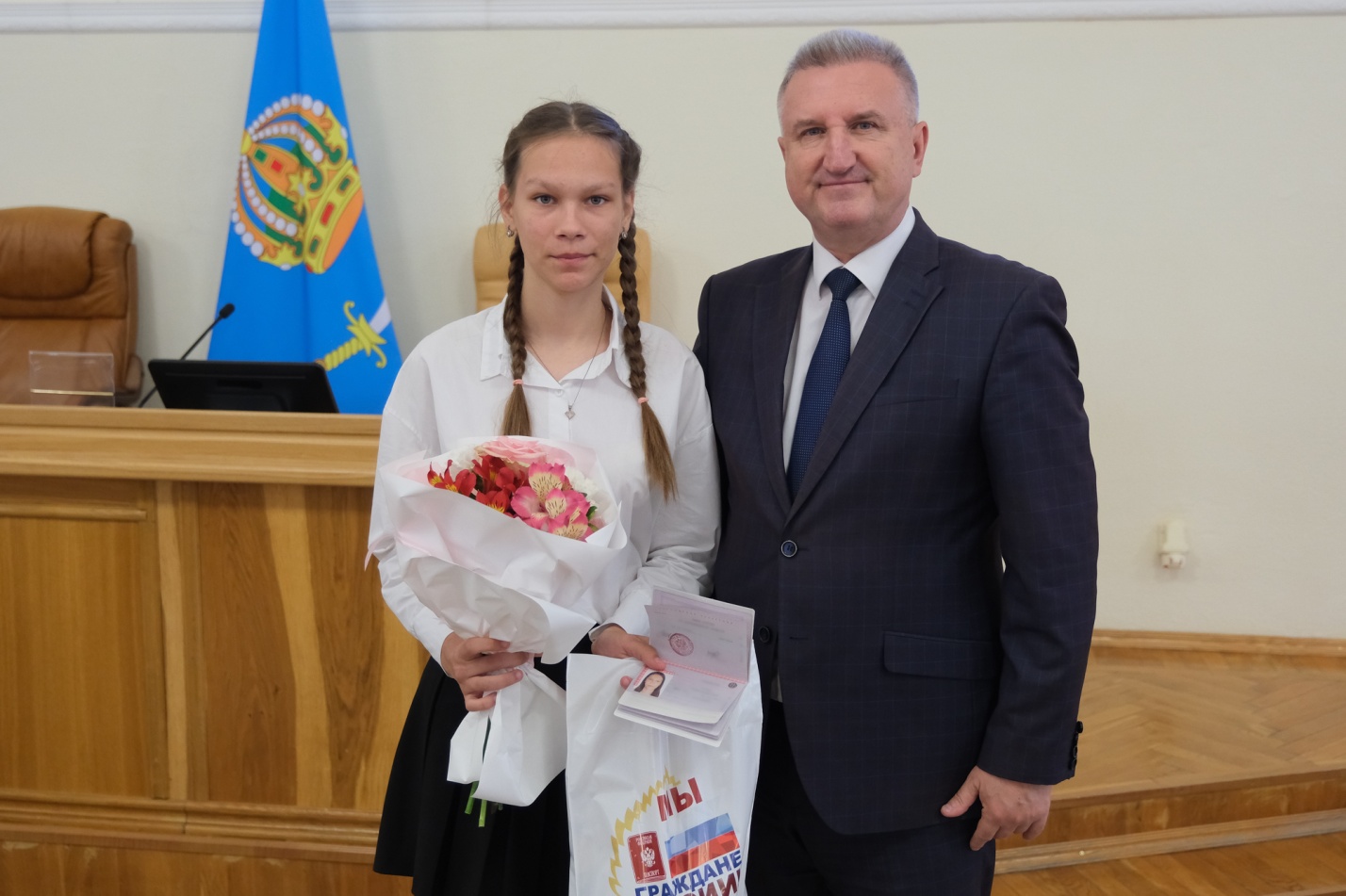 Астраханским школьникам вручили паспорта в преддверии Дня России 
