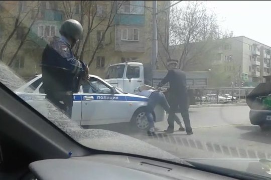 В Астрахани посреди улицы вооруженная полиция провела задержание