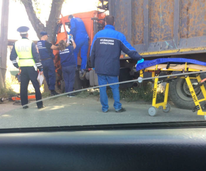 В Астрахани водителя большегруза, врезавшегося в дерево, зажало в кабине