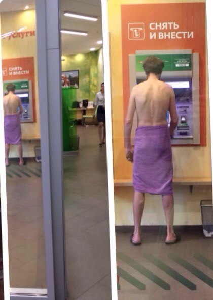 Фото дня: полуголый астраханец красуется перед банкоматом