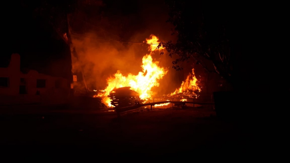 Пороховая улица в Астрахани оправдала свое название: пылает бывшее общежитие