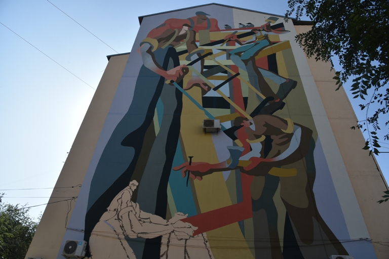 На одной из улиц Астрахани нарисовали картину на всю стену шестиэтажного дома