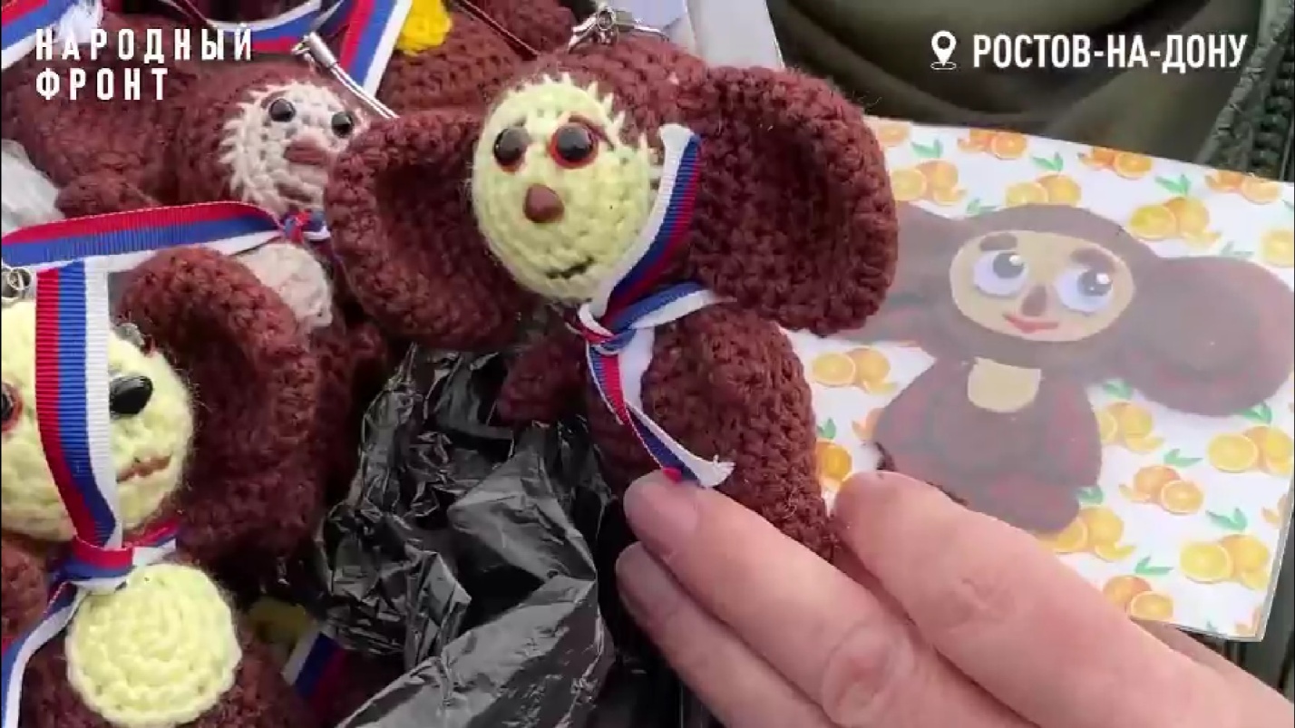 Астраханцы передали бойцам на передовую чебурашек