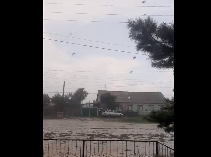 Пока Астрахань изнывала от жары, в одном из сел прошелся ураган: видео