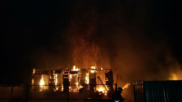 Ночью в Астрахани тушили крупный пожар в жилом доме