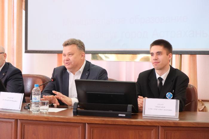 Молодые астраханцы провели тест-драйв кресел в городской администрации 