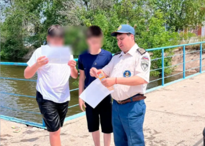 Астраханских родителей начали штрафовать за детей у воды без присмотра