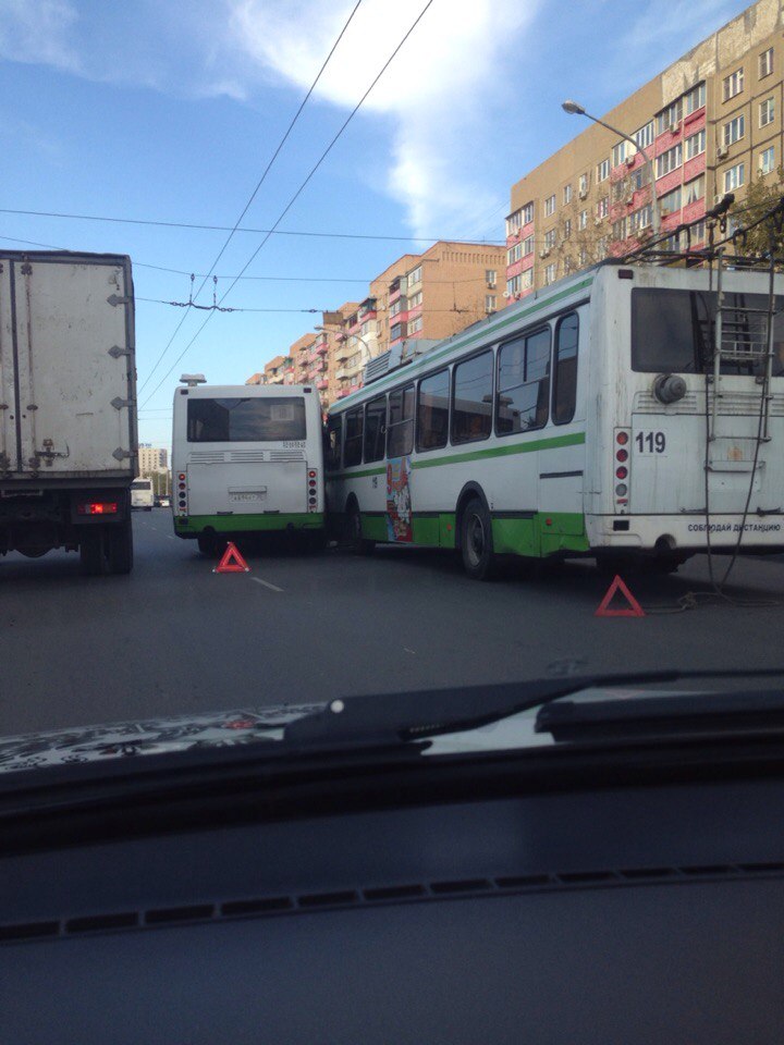 Фото дня (вчерашнего): автобусно-троллейбусное ДТП