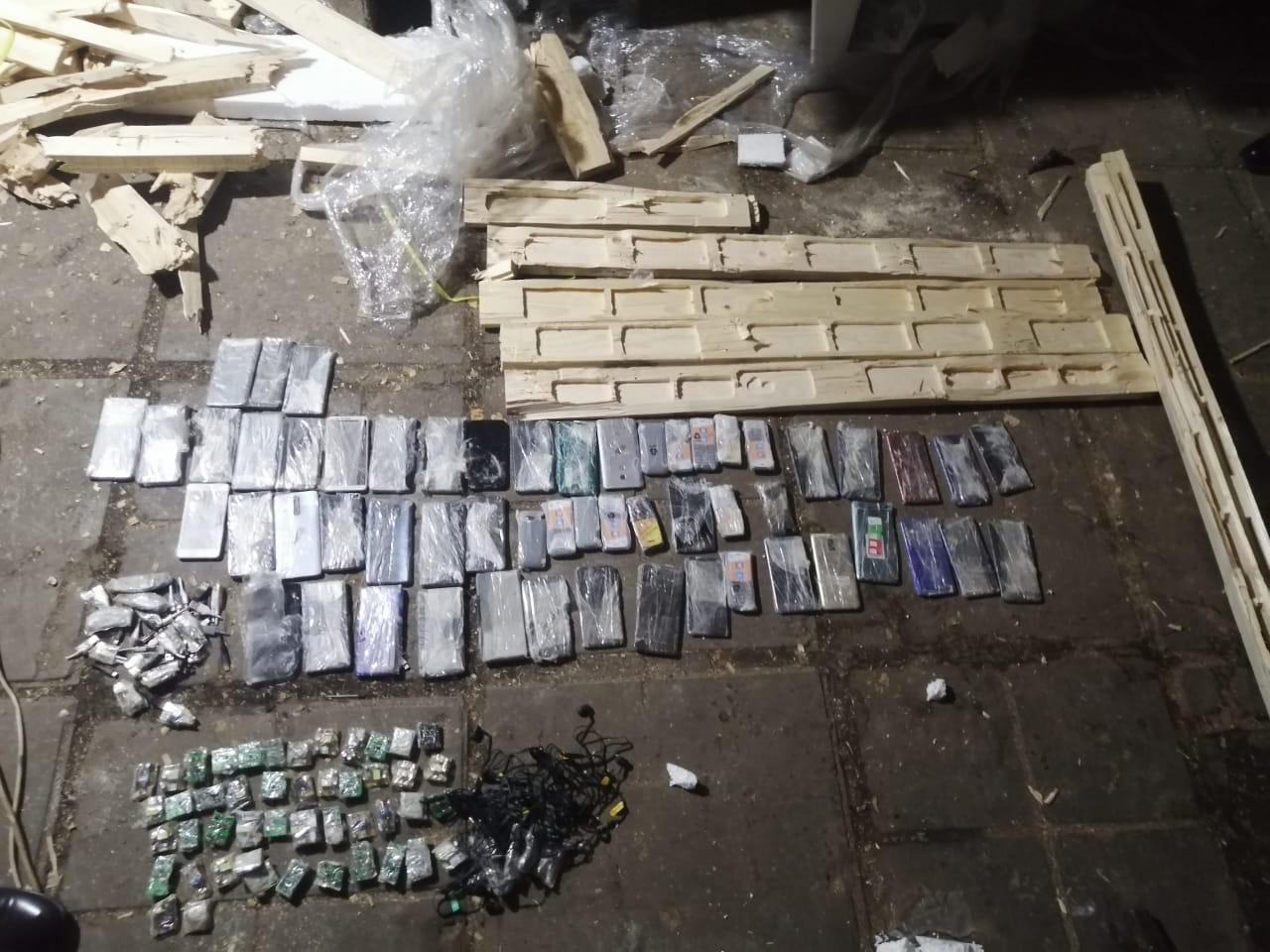 В астраханскую исправительную колонию пытались передать 56 телефонов