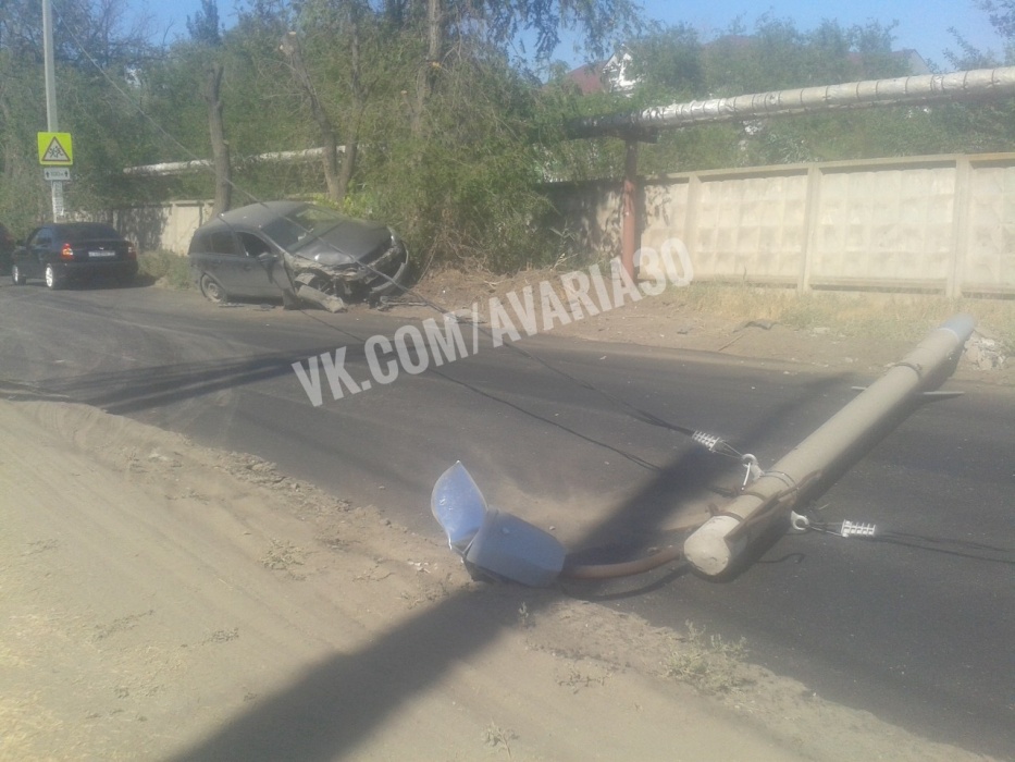 Серьезная авария в Астрахани: Опель снес фонарный столб, который перегородил дорогу
