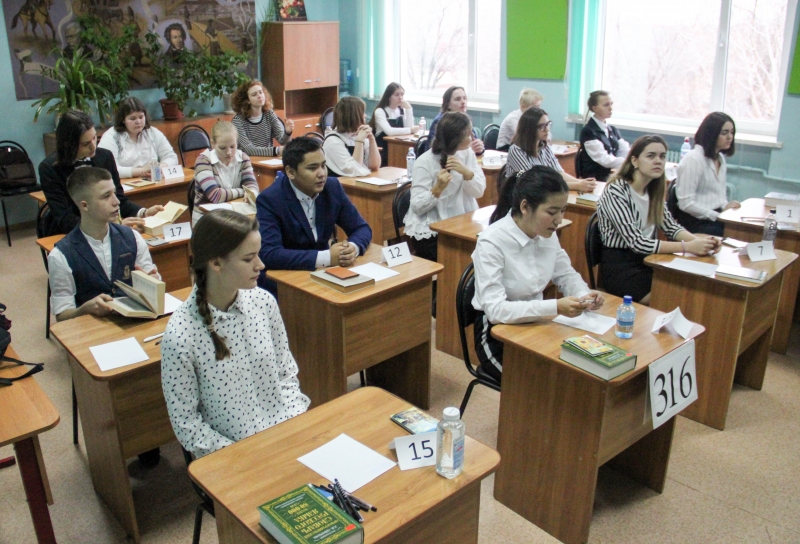 Более 4000 астраханских школьников написали итоговое сочинение