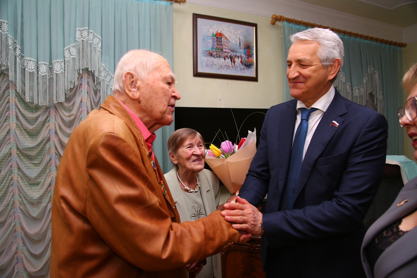 Депутат Госдумы Леонид Огуль вручил юбилейную медаль астраханскому ветерану Герману Маврычеву