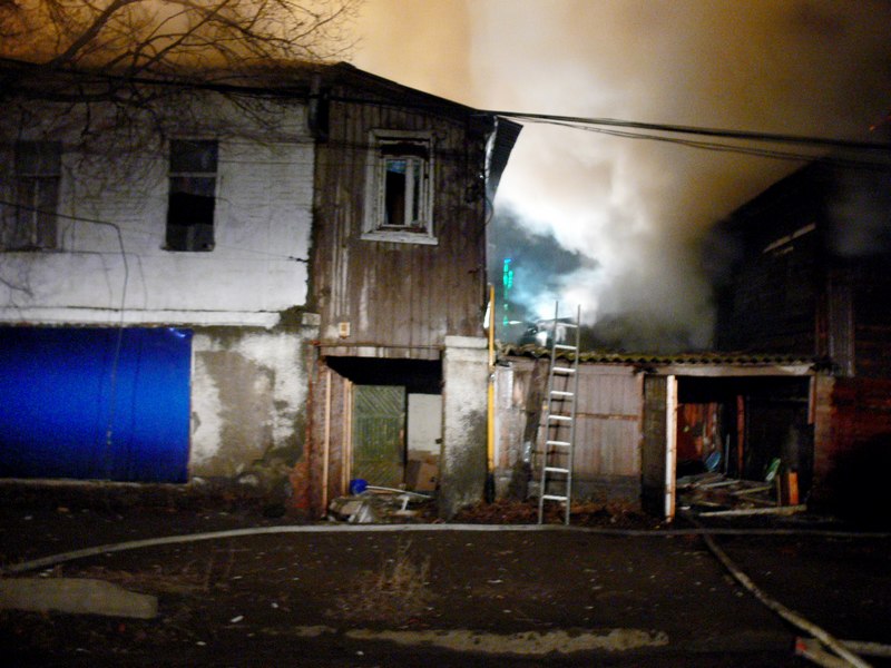 В Астрахани сгорел заброшенный дом