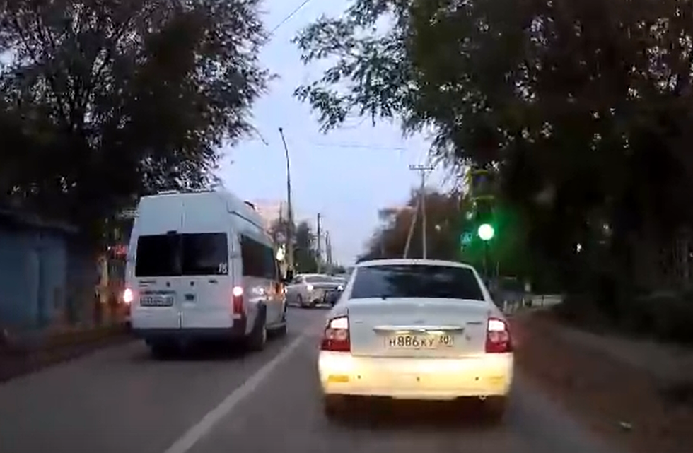 В Астрахани маршрутка с пассажирами внаглую выехала на встречку: видео