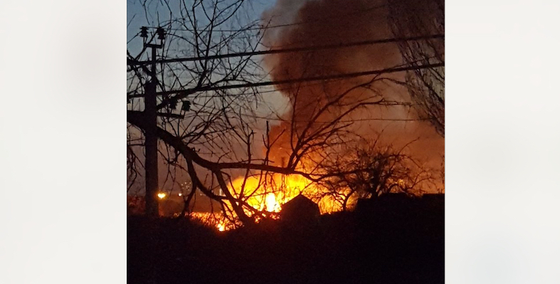 Пламя от горящего камыша на ер. Казачий подошло вплотную к домам